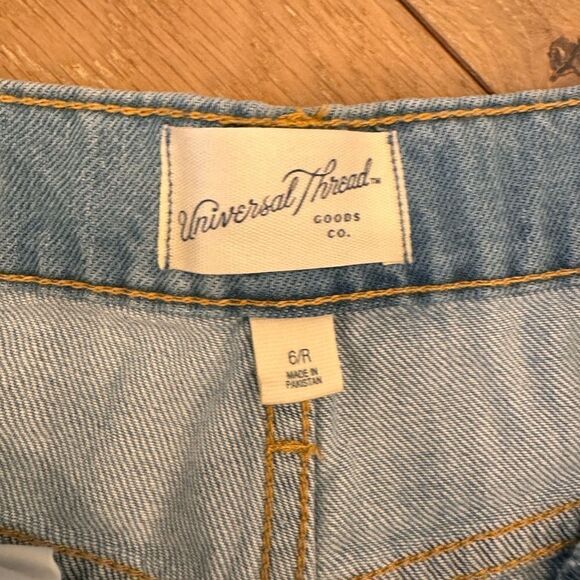 NEW Universal Thread™ Light Wash Women's Mid-Rise Boyfriend Jeans - Picture 9 of 11